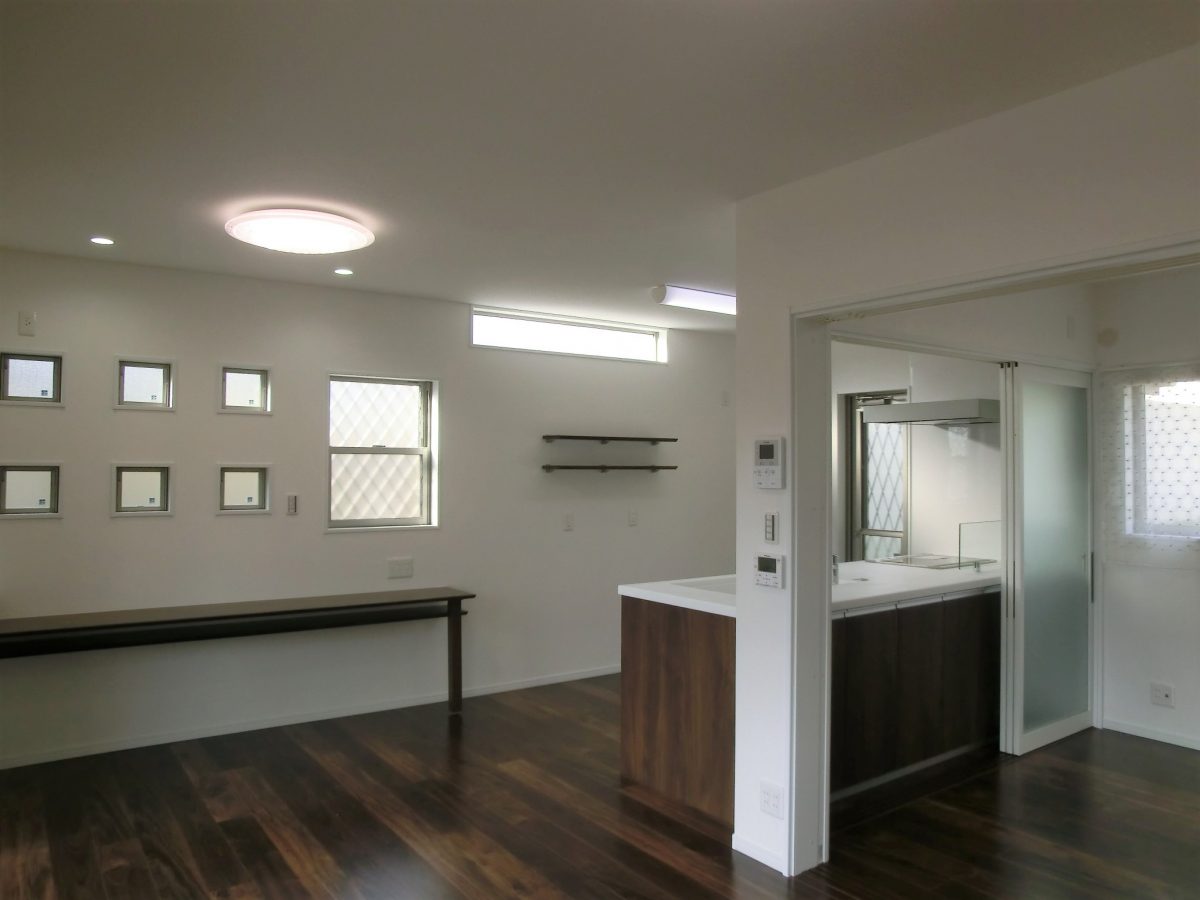 デッキテラスを楽しむ家　